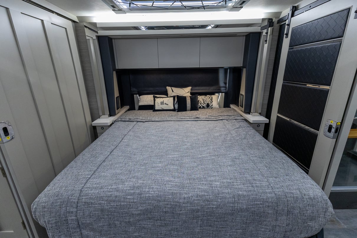 2025 Tiffin Zephyr 45 FZ gallery image-25