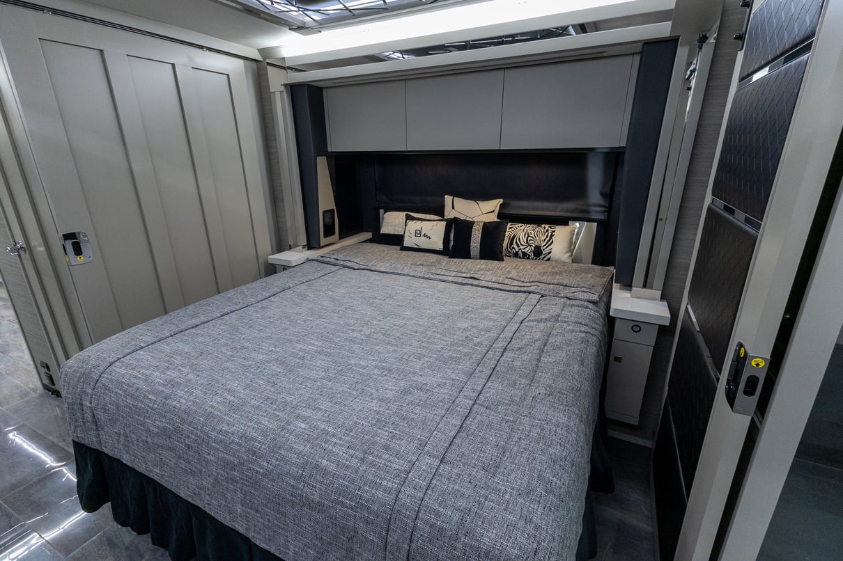 2025 Tiffin Zephyr 45 FZ gallery image-26