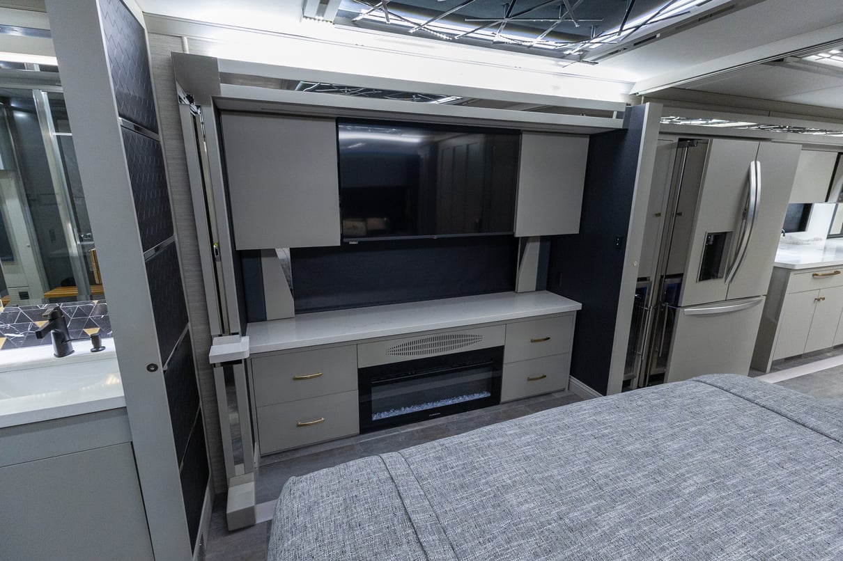 2025 Tiffin Zephyr 45 FZ gallery image-27