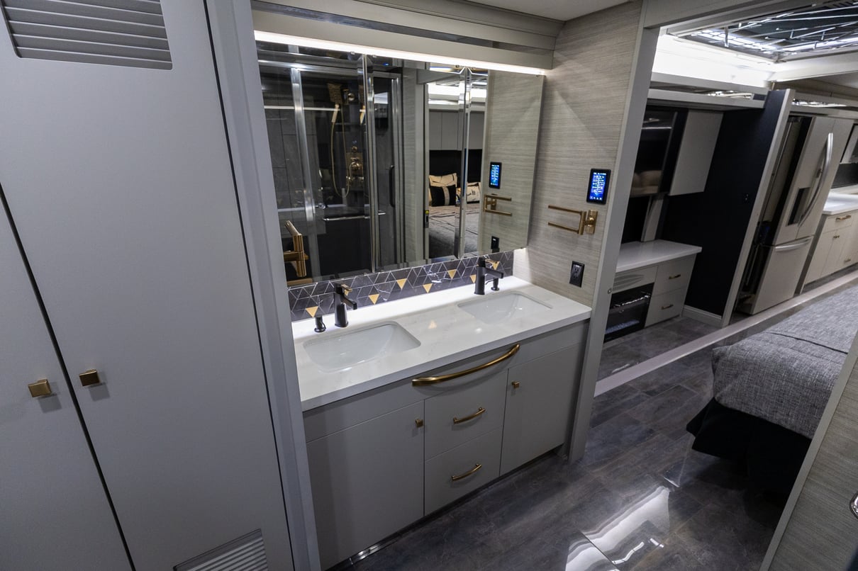 2025 Tiffin Zephyr 45 FZ gallery image-28