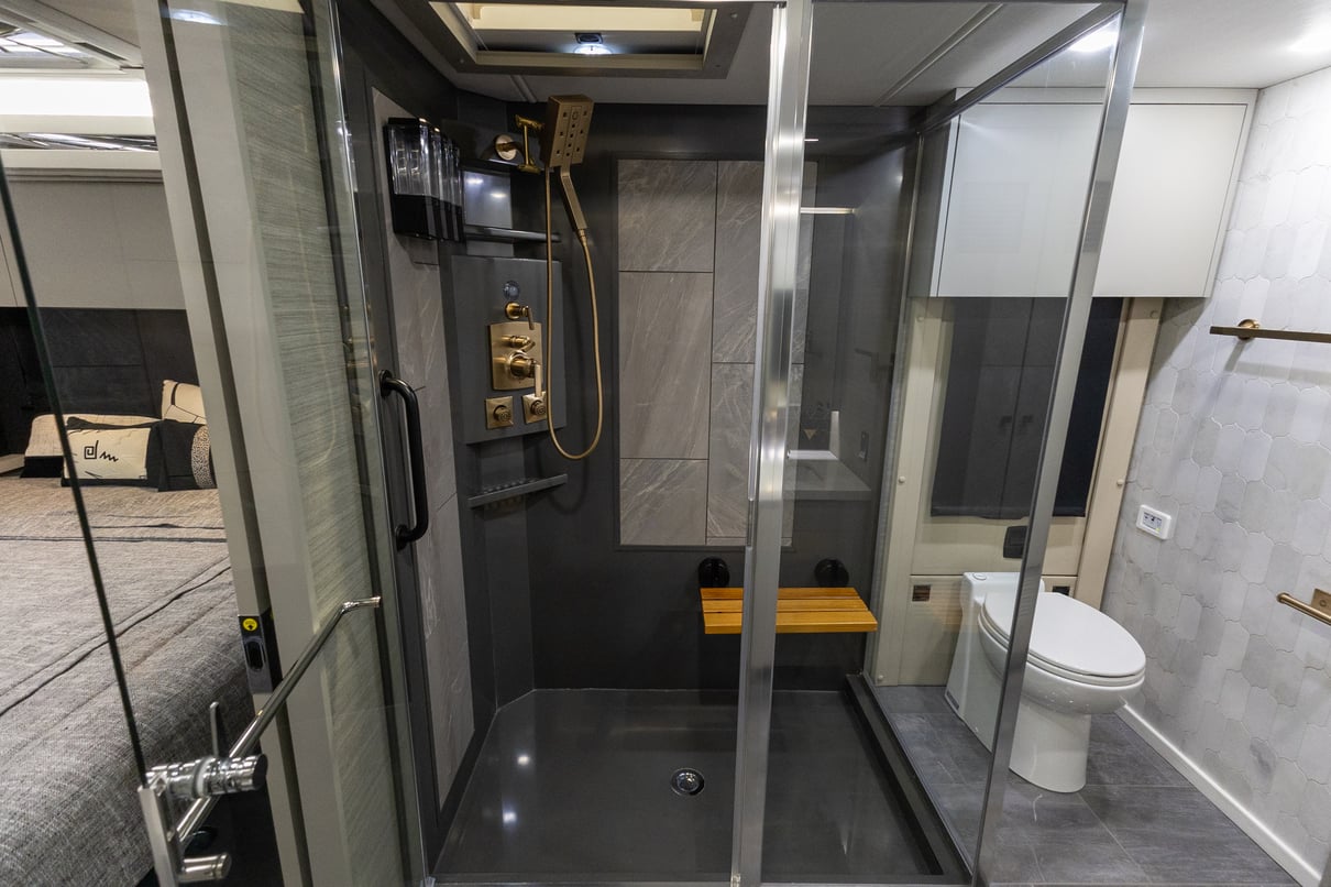 2025 Tiffin Zephyr 45 FZ gallery image-29