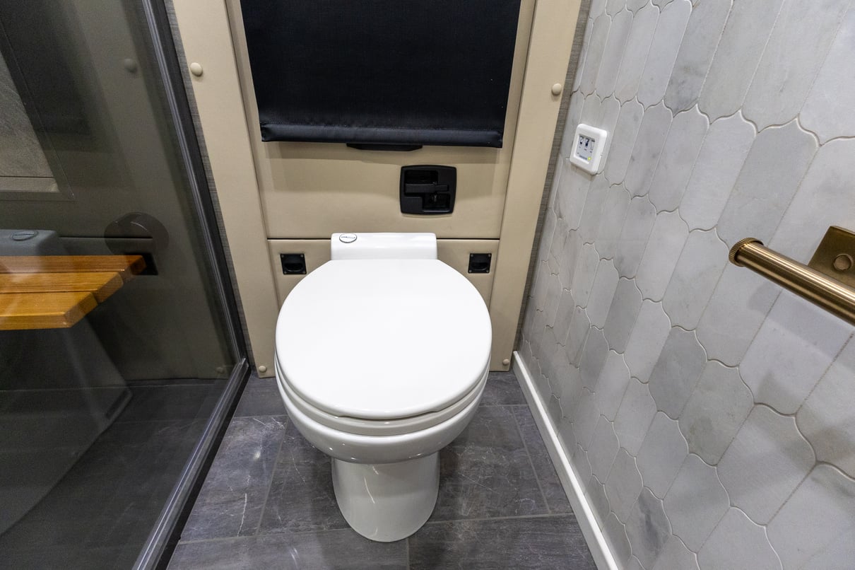 2025 Tiffin Zephyr 45 FZ gallery image-30