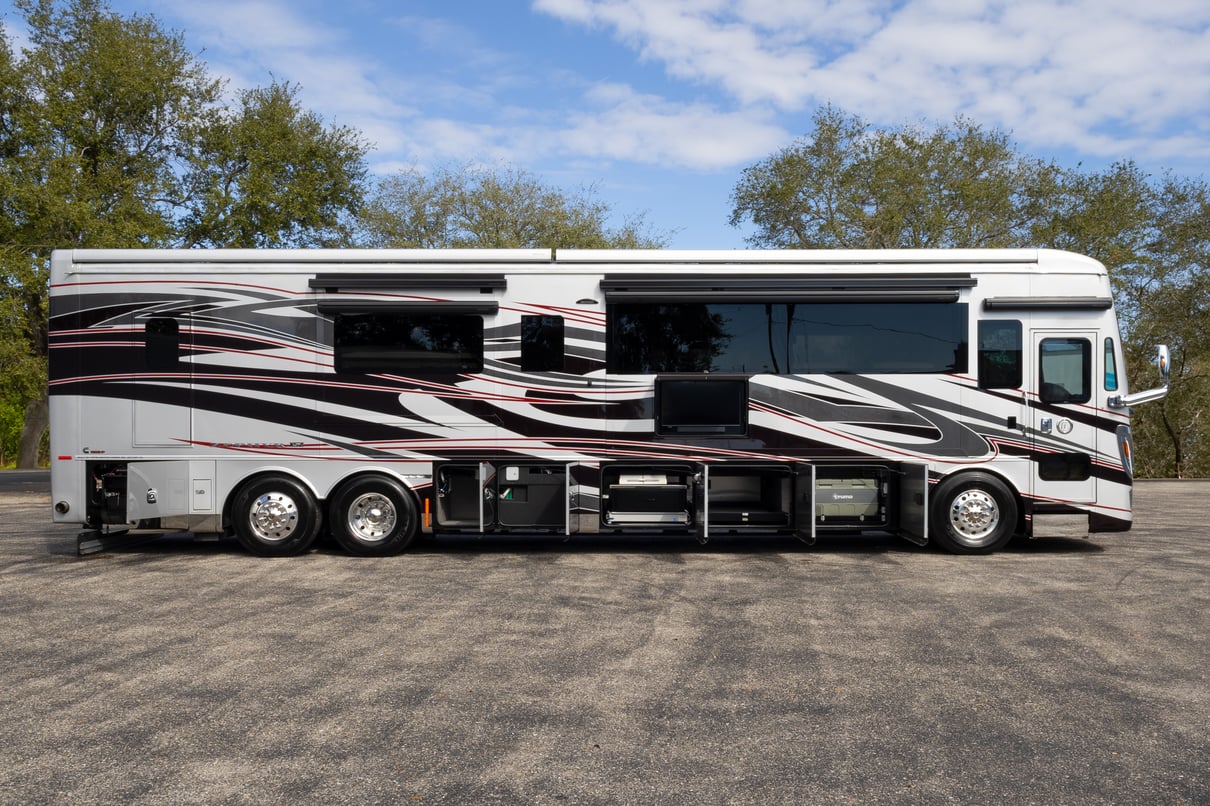 2025 Tiffin Zephyr 45 FZ gallery image-32