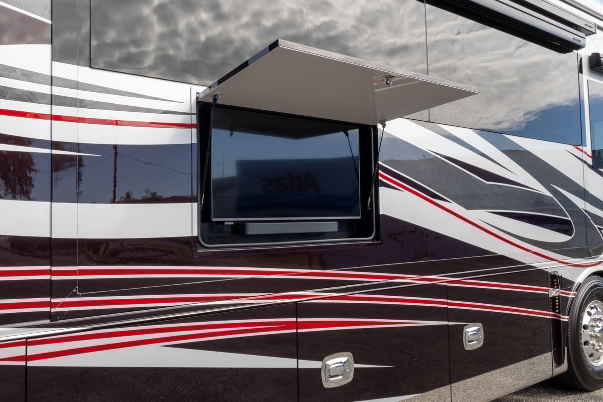 2025 Tiffin Zephyr 45 FZ gallery image-40