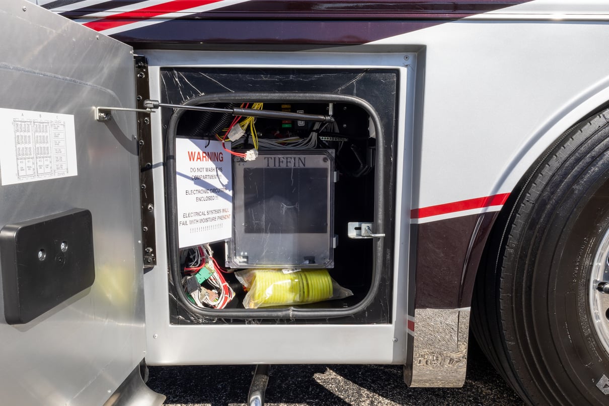 2025 Tiffin Zephyr 45 FZ gallery image-41