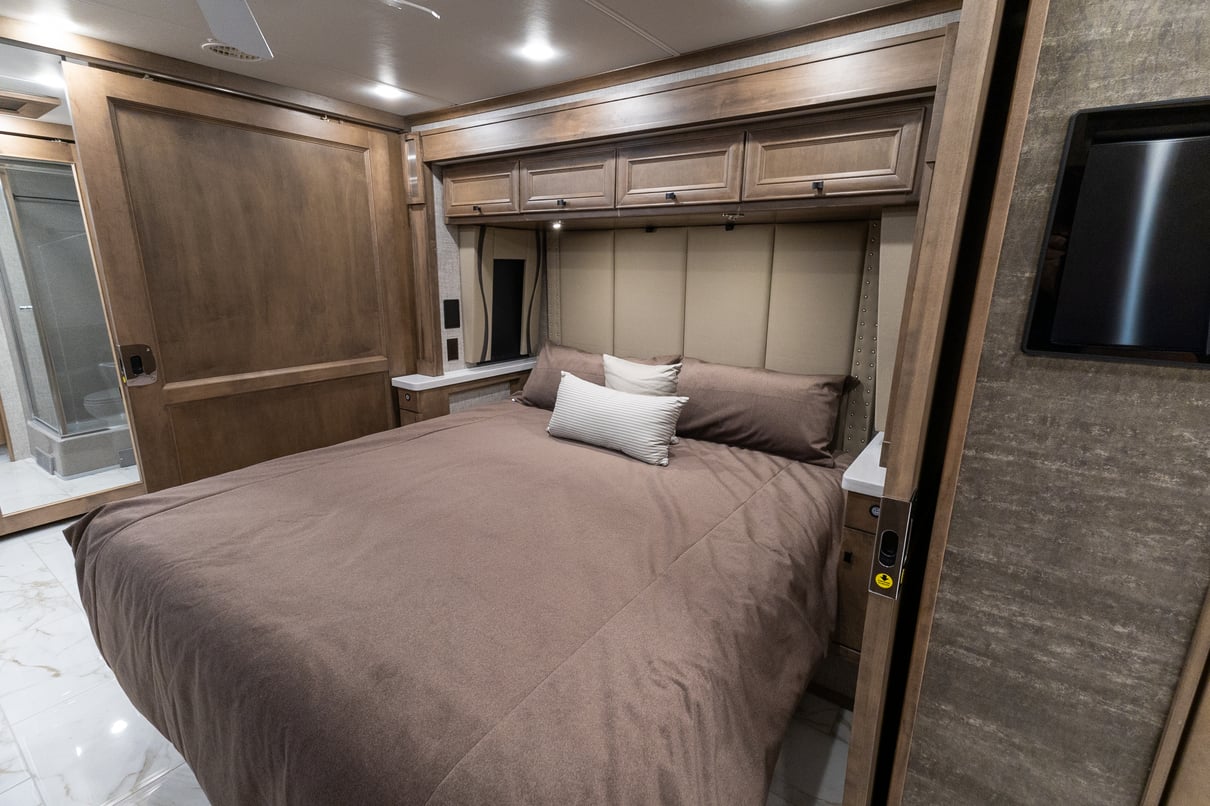 2024 Tiffin Phaeton 44OH gallery image-24