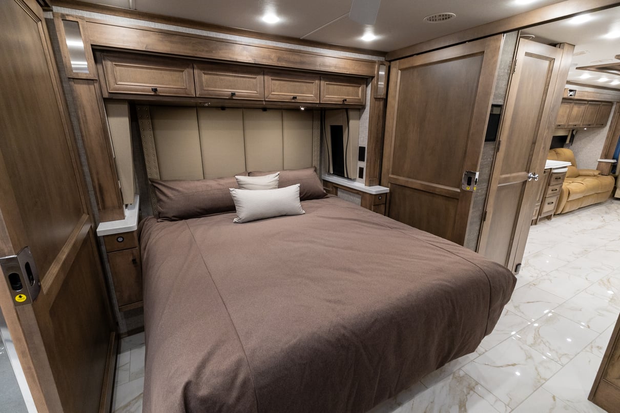 2024 Tiffin Phaeton 44OH gallery image-26