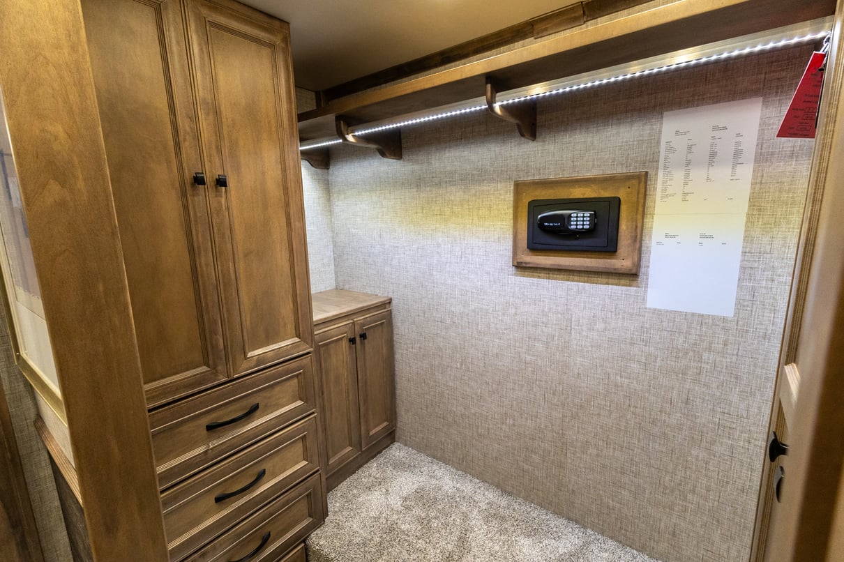 2024 Tiffin Phaeton 44OH gallery image-31