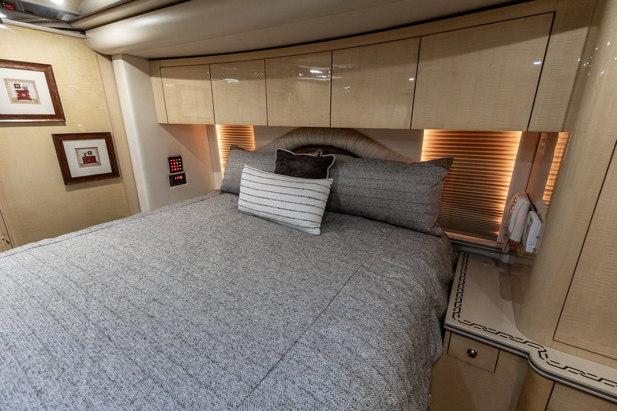 2009 Prevost Featherlite H3 45 gallery image-24