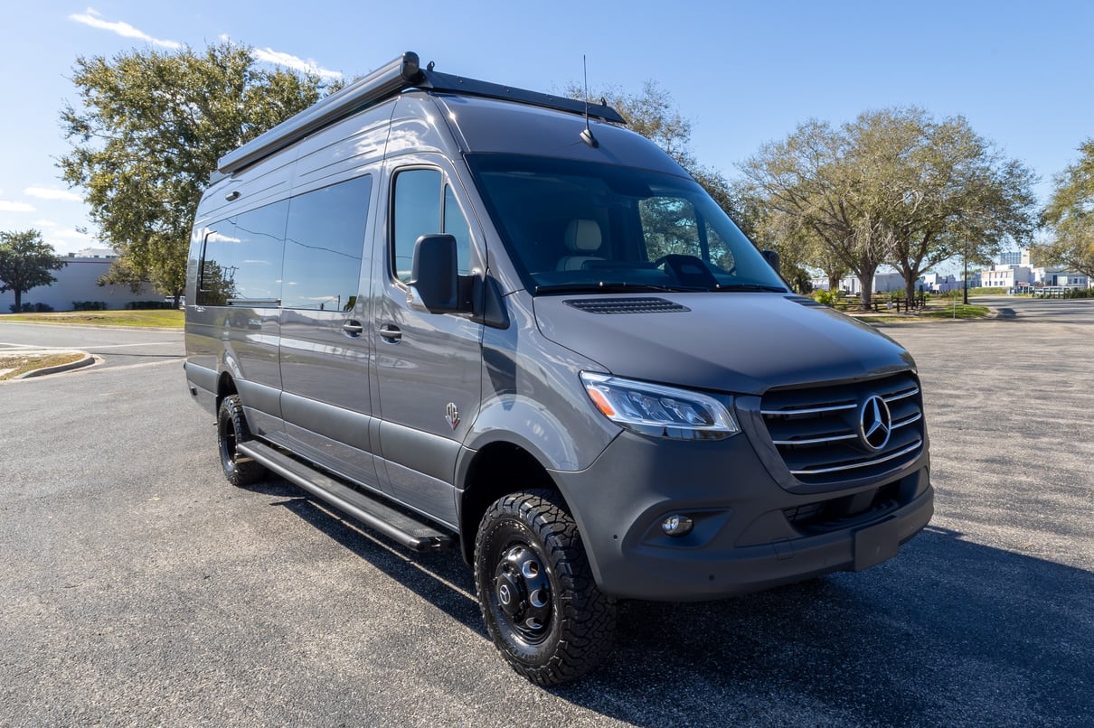 2026 V-Tour 7RLA gallery image-1