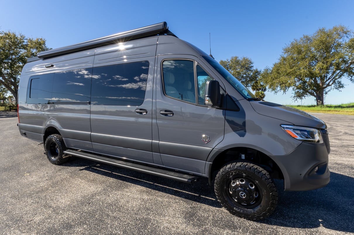 2026 V-Tour 7RLA gallery image-2