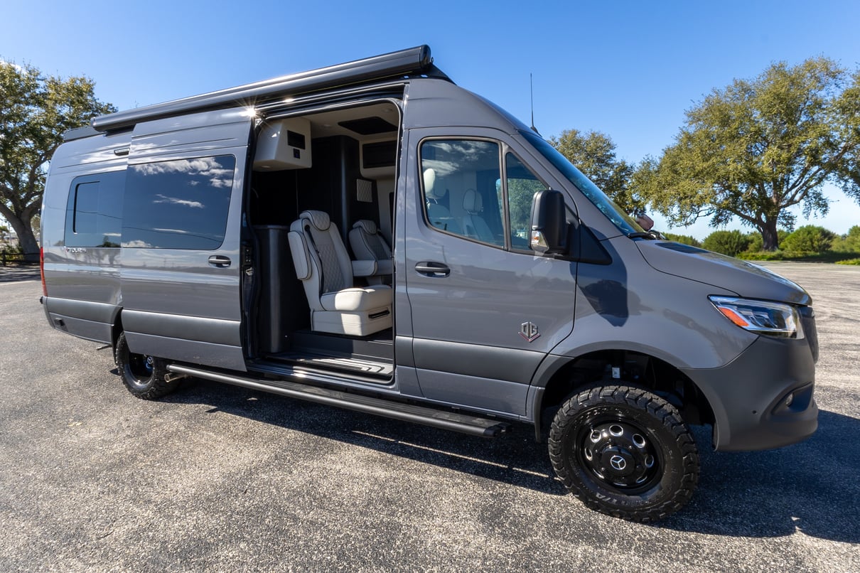 2026 V-Tour 7RLA gallery image-3