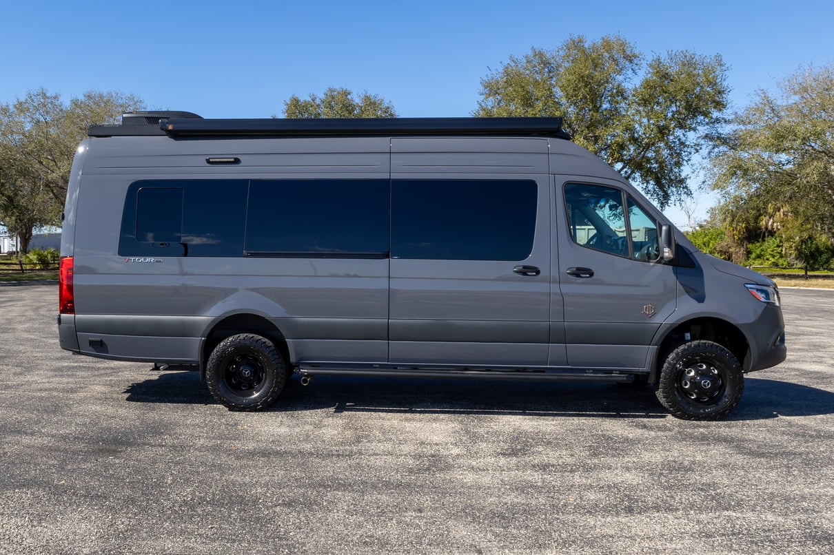 2026 V-Tour 7RLA gallery image-4