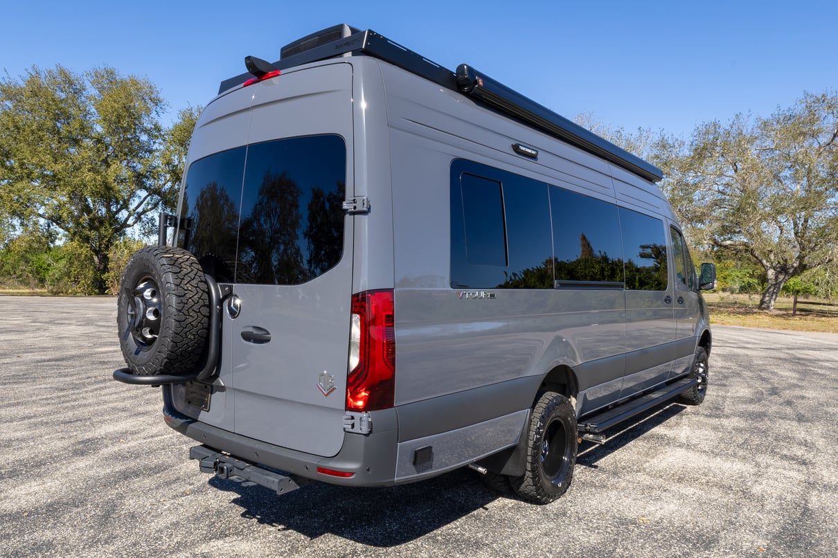 2026 V-Tour 7RLA gallery image-6