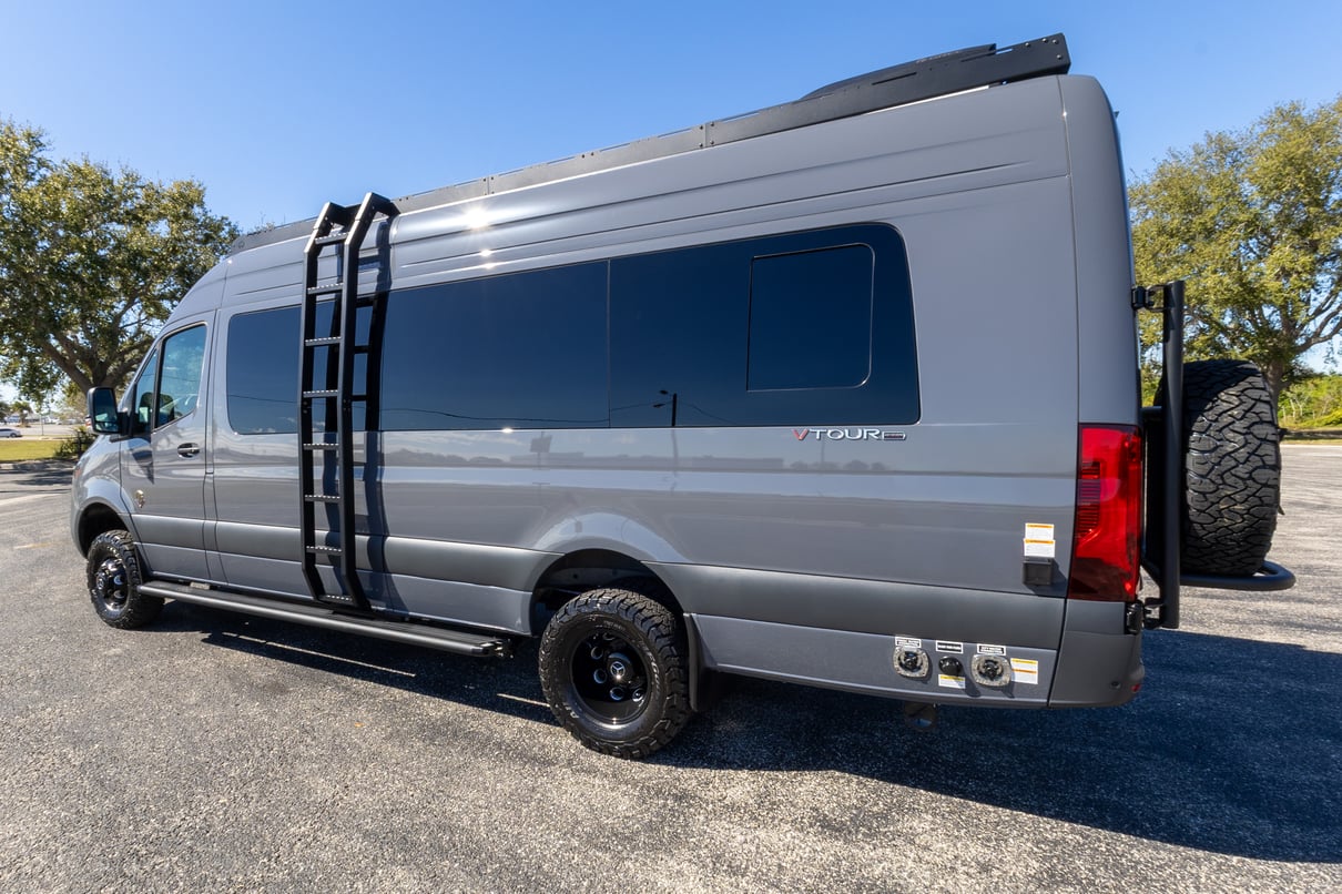 2026 V-Tour 7RLA gallery image-9