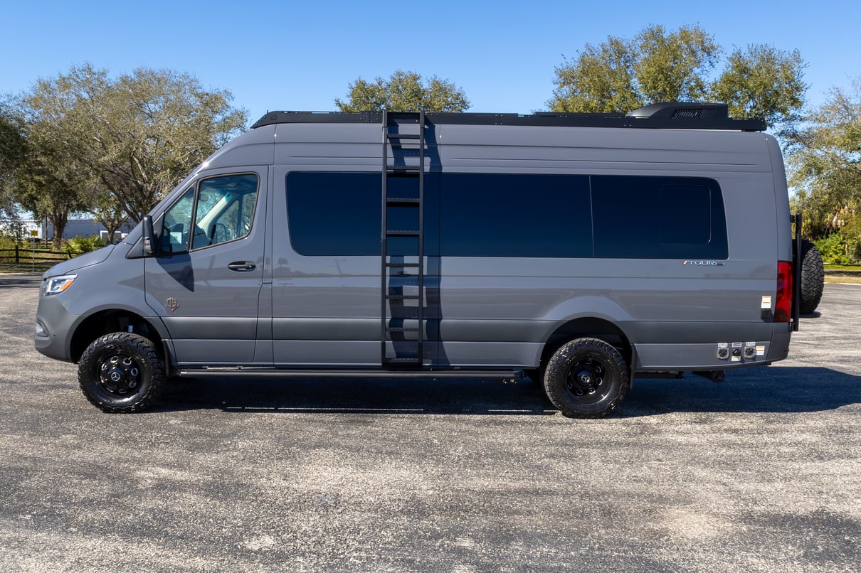 2026 V-Tour 7RLA gallery image-10