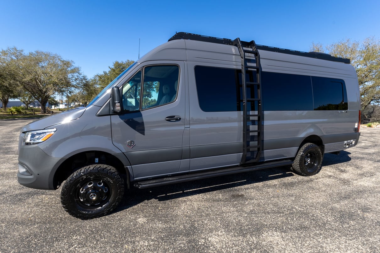 2026 V-Tour 7RLA gallery image-11