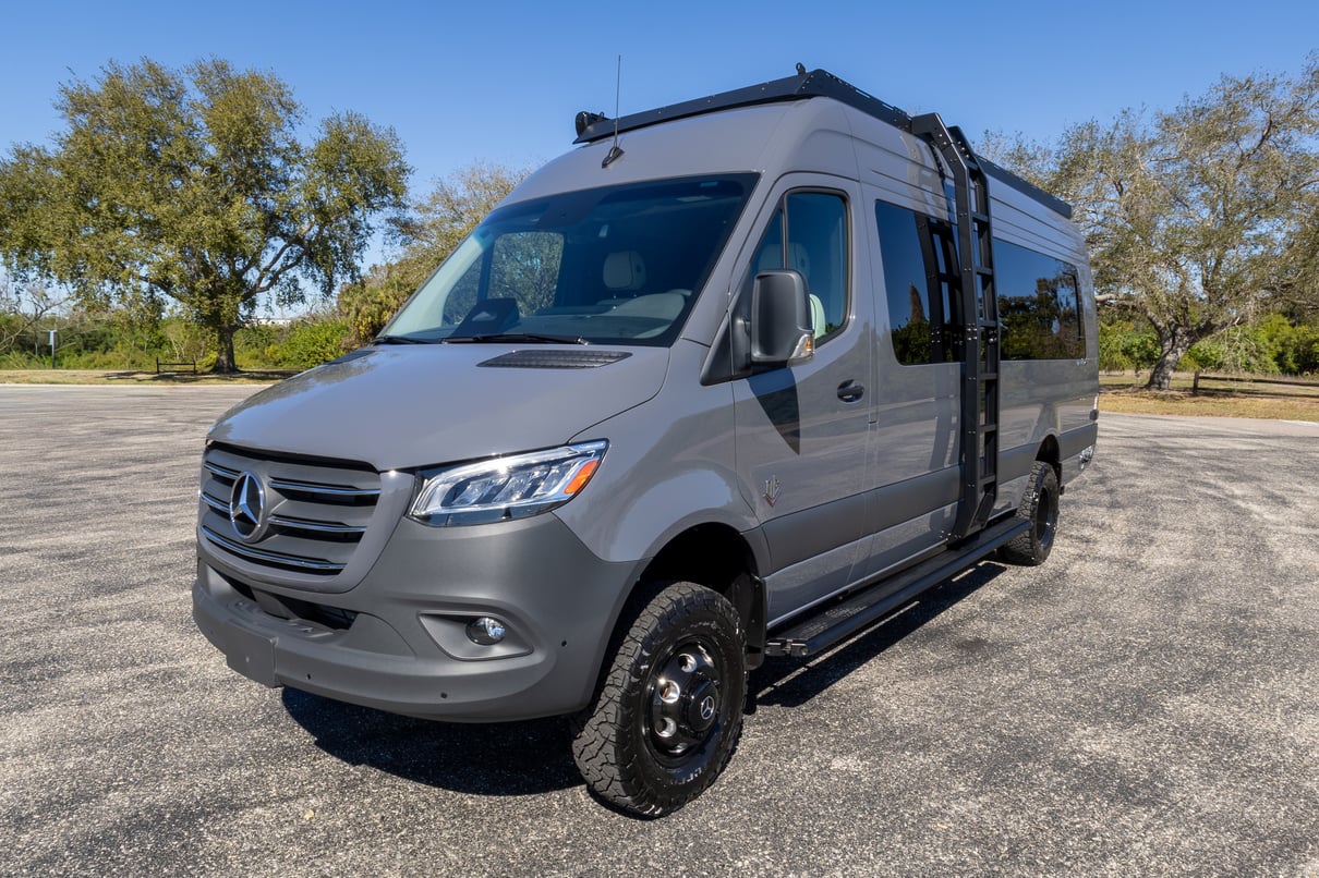 2026 V-Tour 7RLA gallery image-12