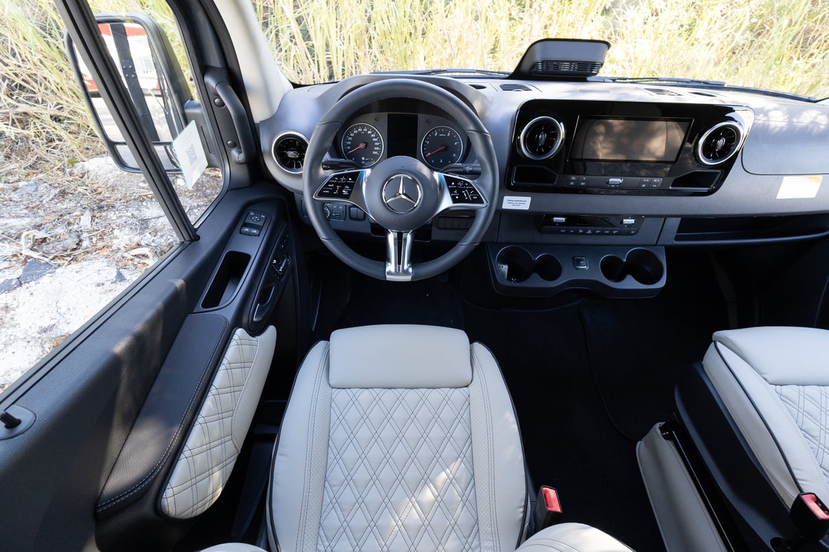 2026 V-Tour 7RLA gallery image-14