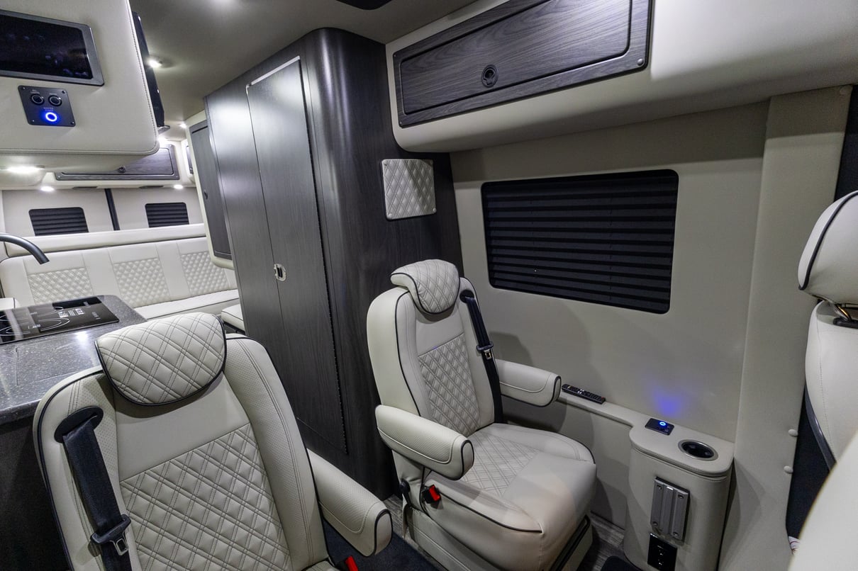 2026 V-Tour 7RLA gallery image-17