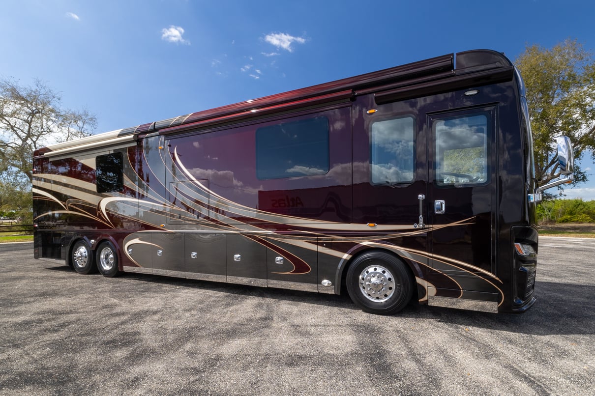 2022 Foretravel Realm LV3 gallery image-2