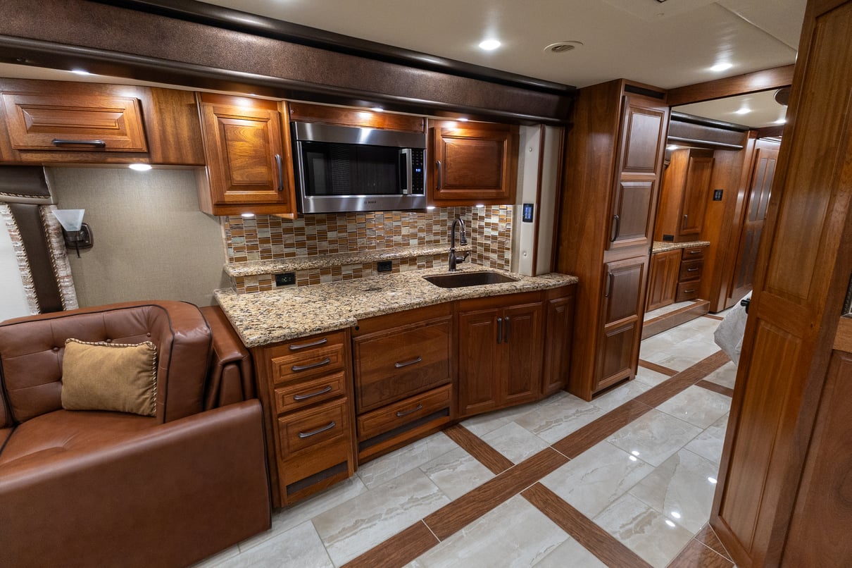 2022 Foretravel Realm LV3 gallery image-18