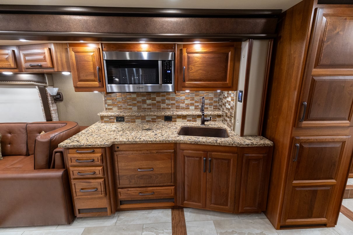 2022 Foretravel Realm LV3 gallery image-19