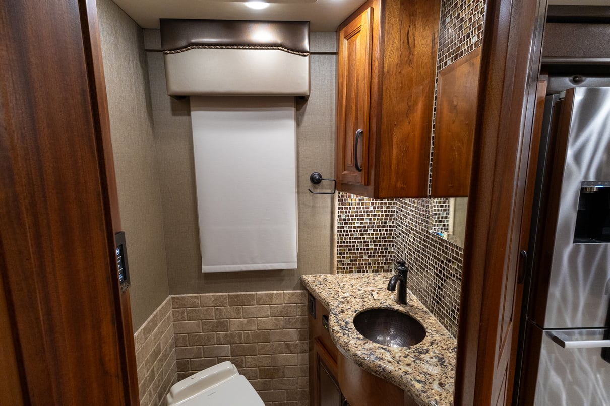 2022 Foretravel Realm LV3 gallery image-22