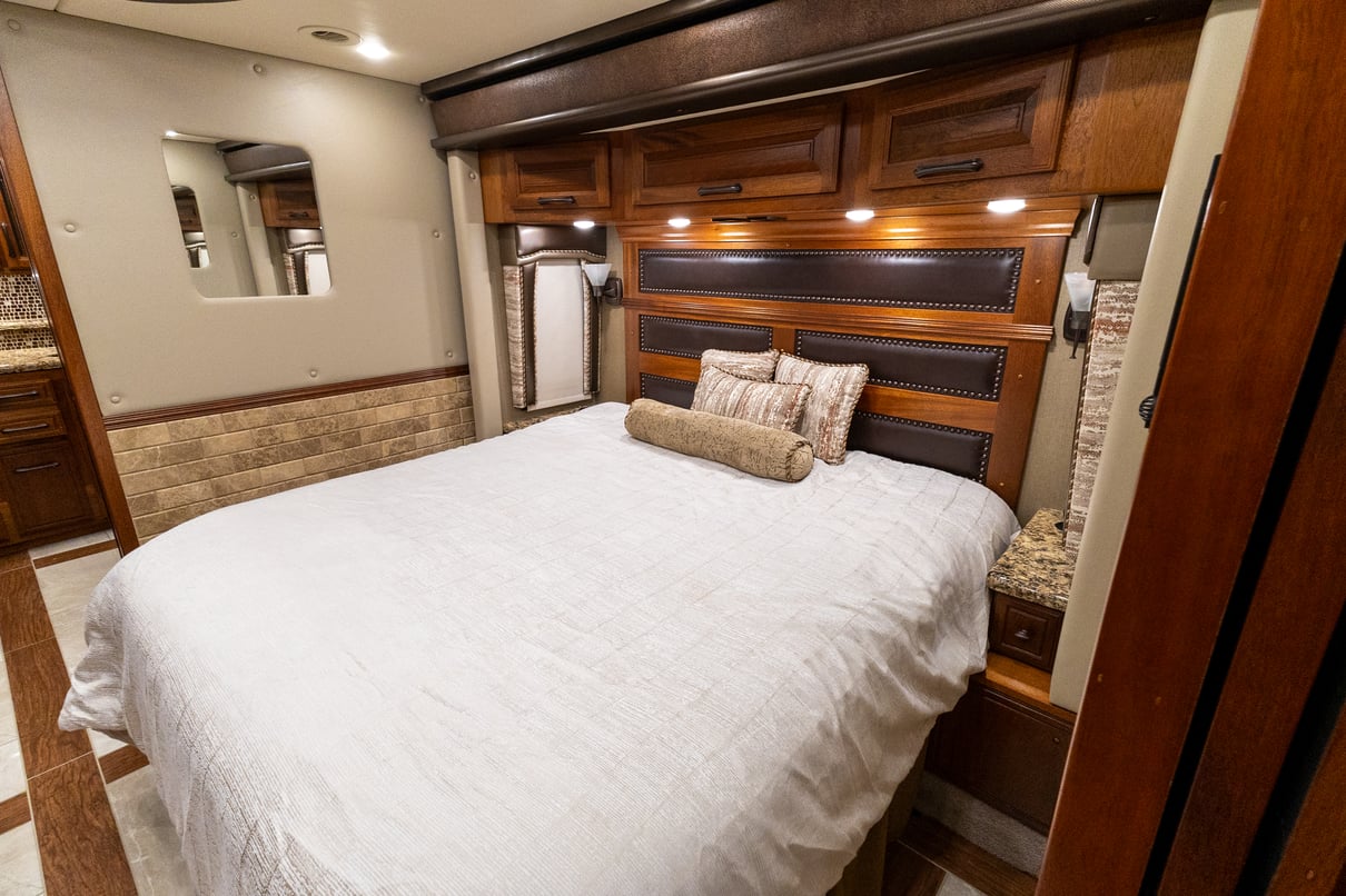 2022 Foretravel Realm LV3 gallery image-24