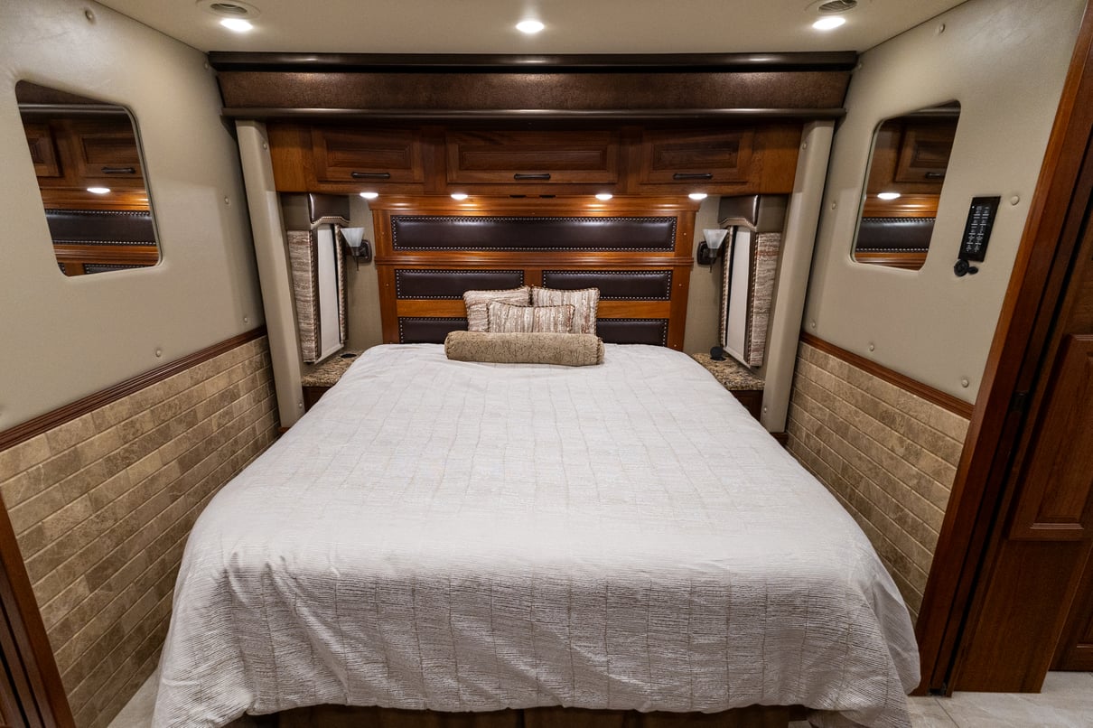 2022 Foretravel Realm LV3 gallery image-25