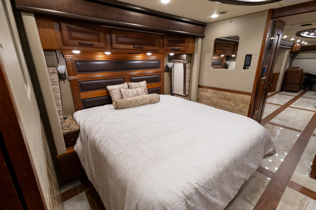 2022 Foretravel Realm LV3 gallery image-26