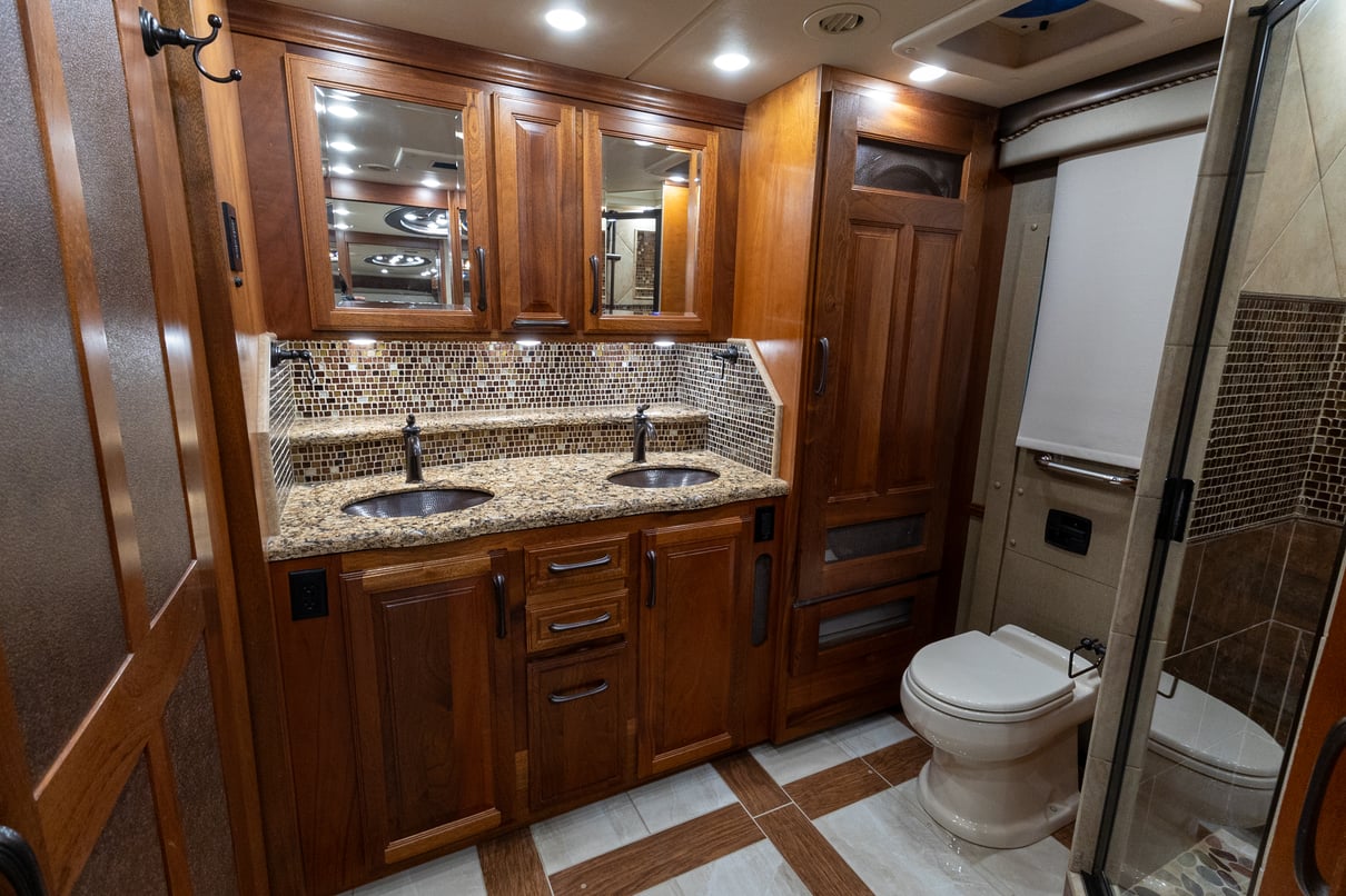 2022 Foretravel Realm LV3 gallery image-28