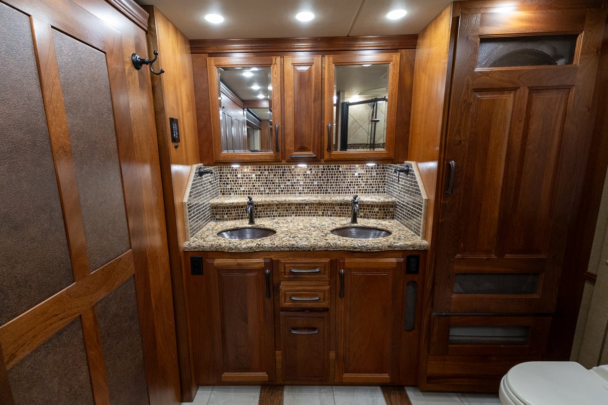 2022 Foretravel Realm LV3 gallery image-29