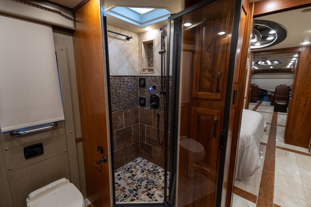 2022 Foretravel Realm LV3 gallery image-30