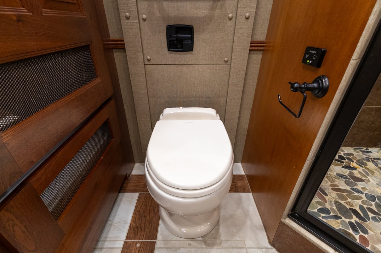 2022 Foretravel Realm LV3 gallery image-31