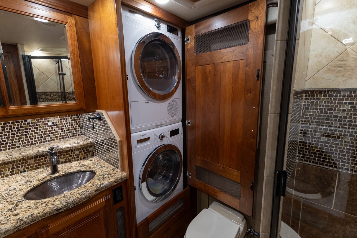 2022 Foretravel Realm LV3 gallery image-32