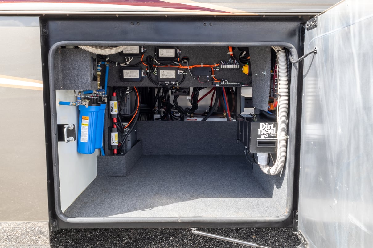 2022 Foretravel Realm LV3 gallery image-36