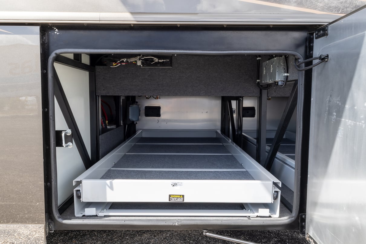 2022 Foretravel Realm LV3 gallery image-37