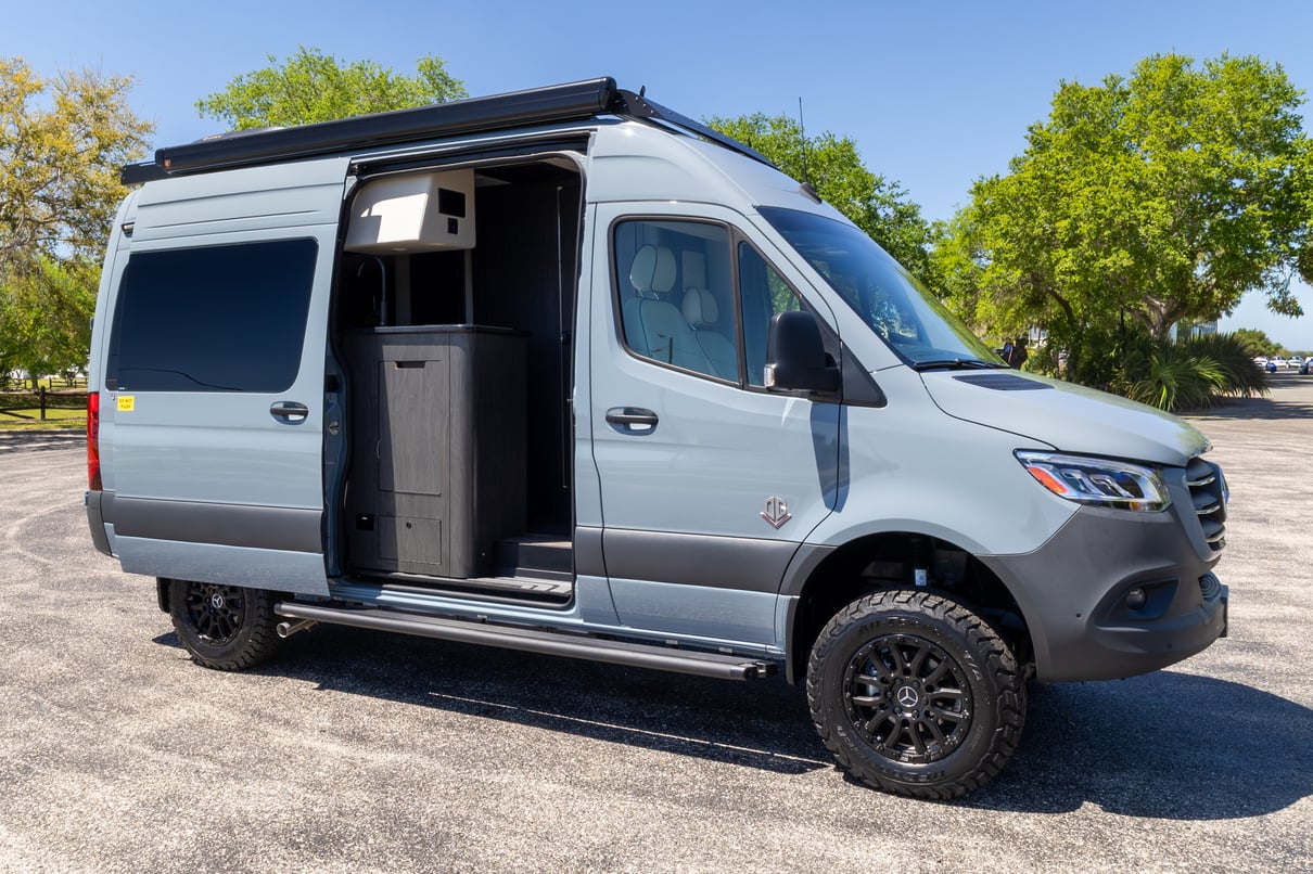 2026 OGV Luxury Coach V-Tour 5RL4A gallery image-3