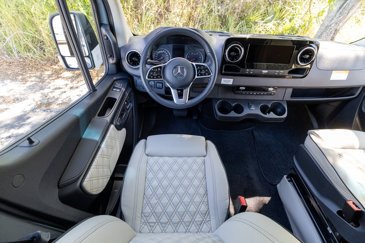 2026 OGV Luxury Coach V-Tour 5RL4A gallery image-14