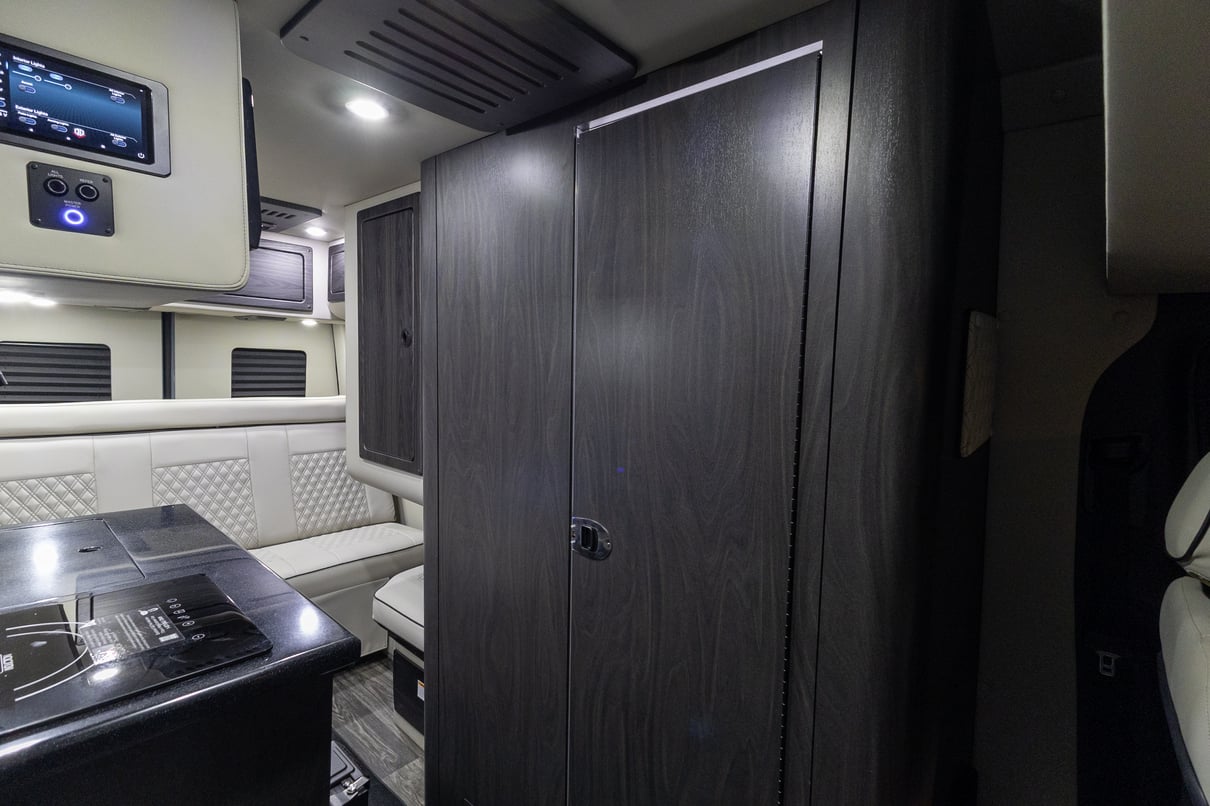 2026 OGV Luxury Coach V-Tour 5RL4A gallery image-17