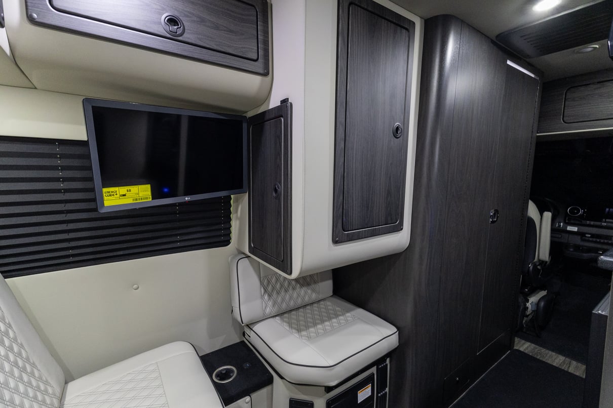 2026 OGV Luxury Coach V-Tour 5RL4A gallery image-22