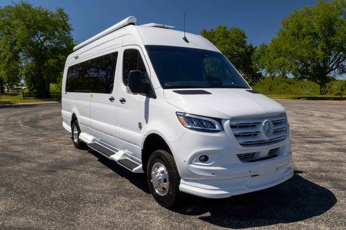 2026 OGV Luxury Coach V-RV 7RLA gallery image-1