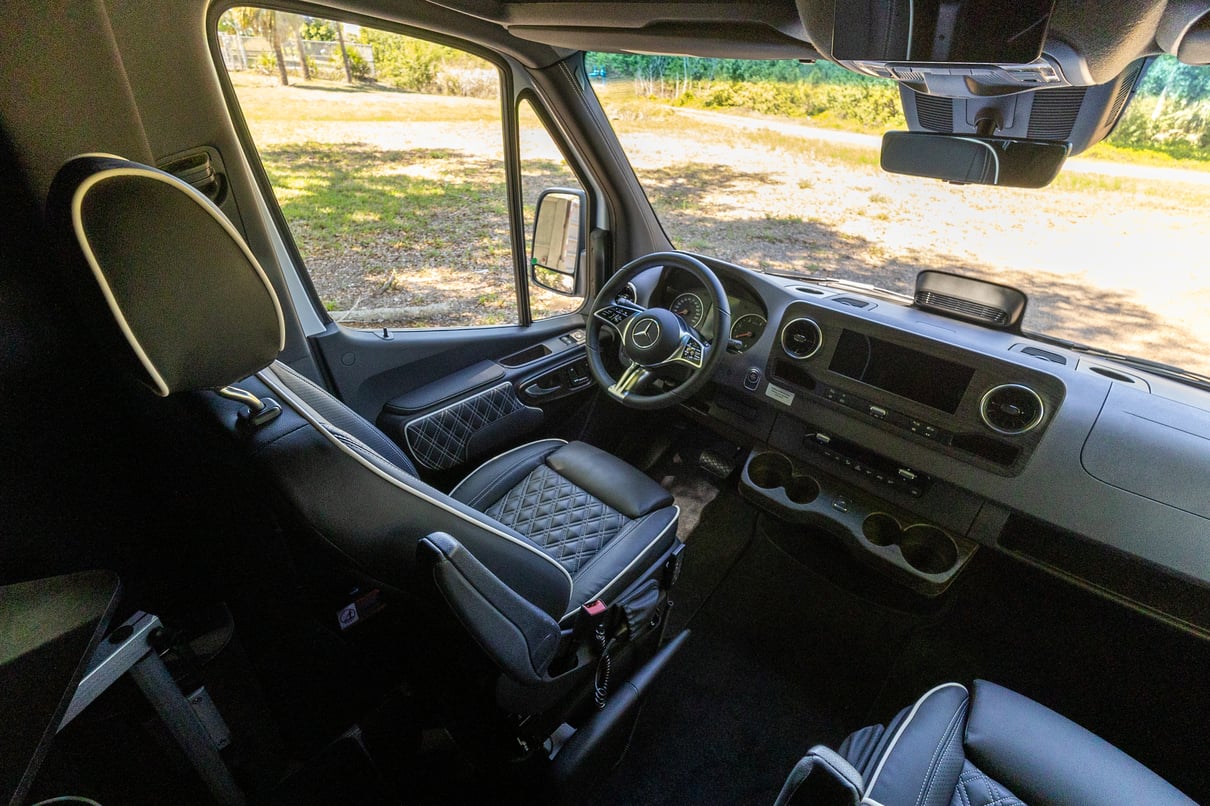 2026 OGV Luxury Coach V-RV 7RLA gallery image-15