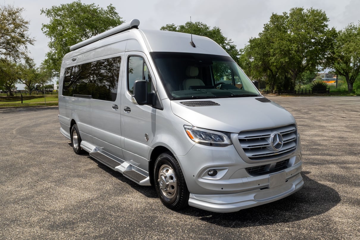 2025 OGV Luxury Coach V-RV 5RL gallery image-1