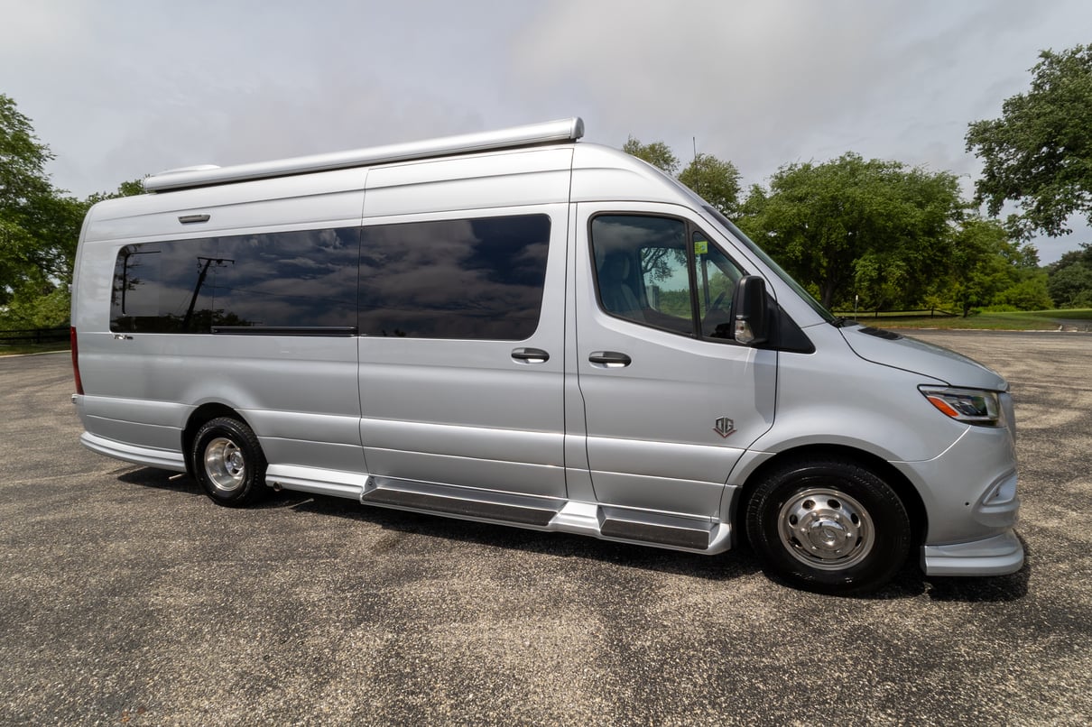 2025 OGV Luxury Coach V-RV 5RL gallery image-2