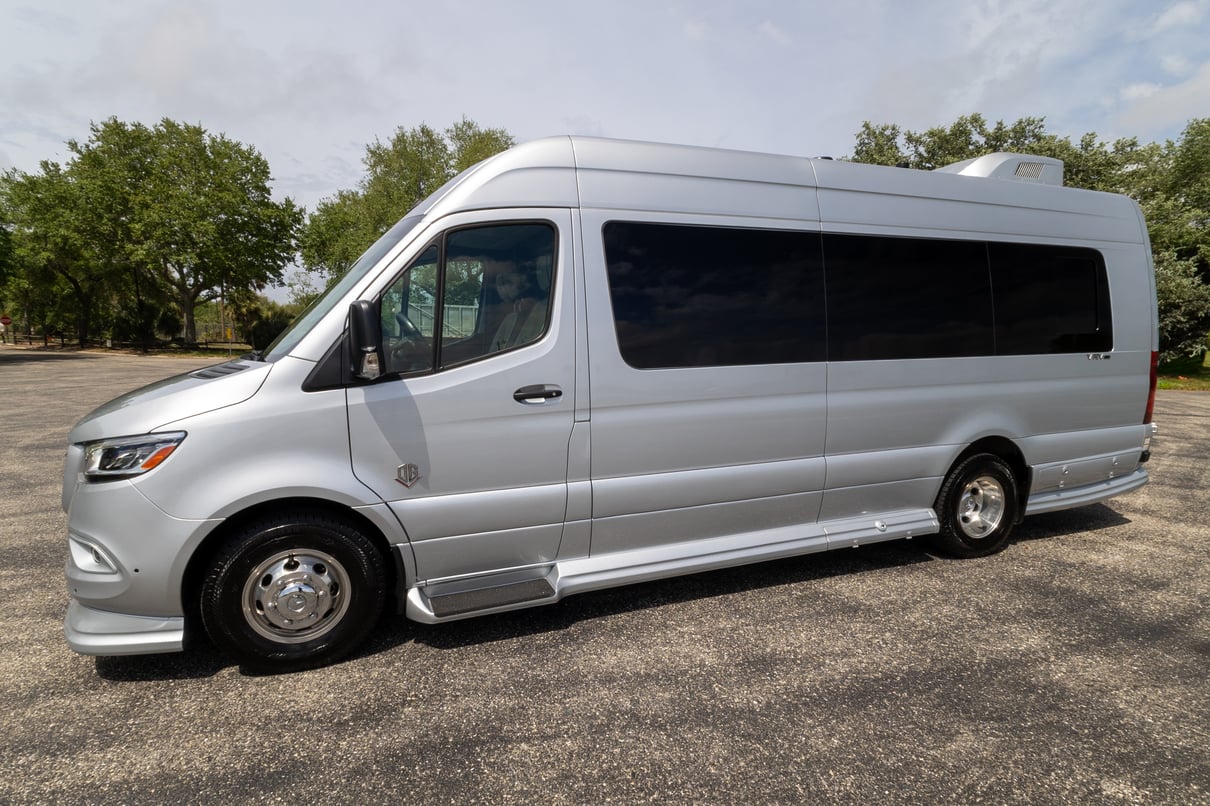 2025 OGV Luxury Coach V-RV 5RL gallery image-11