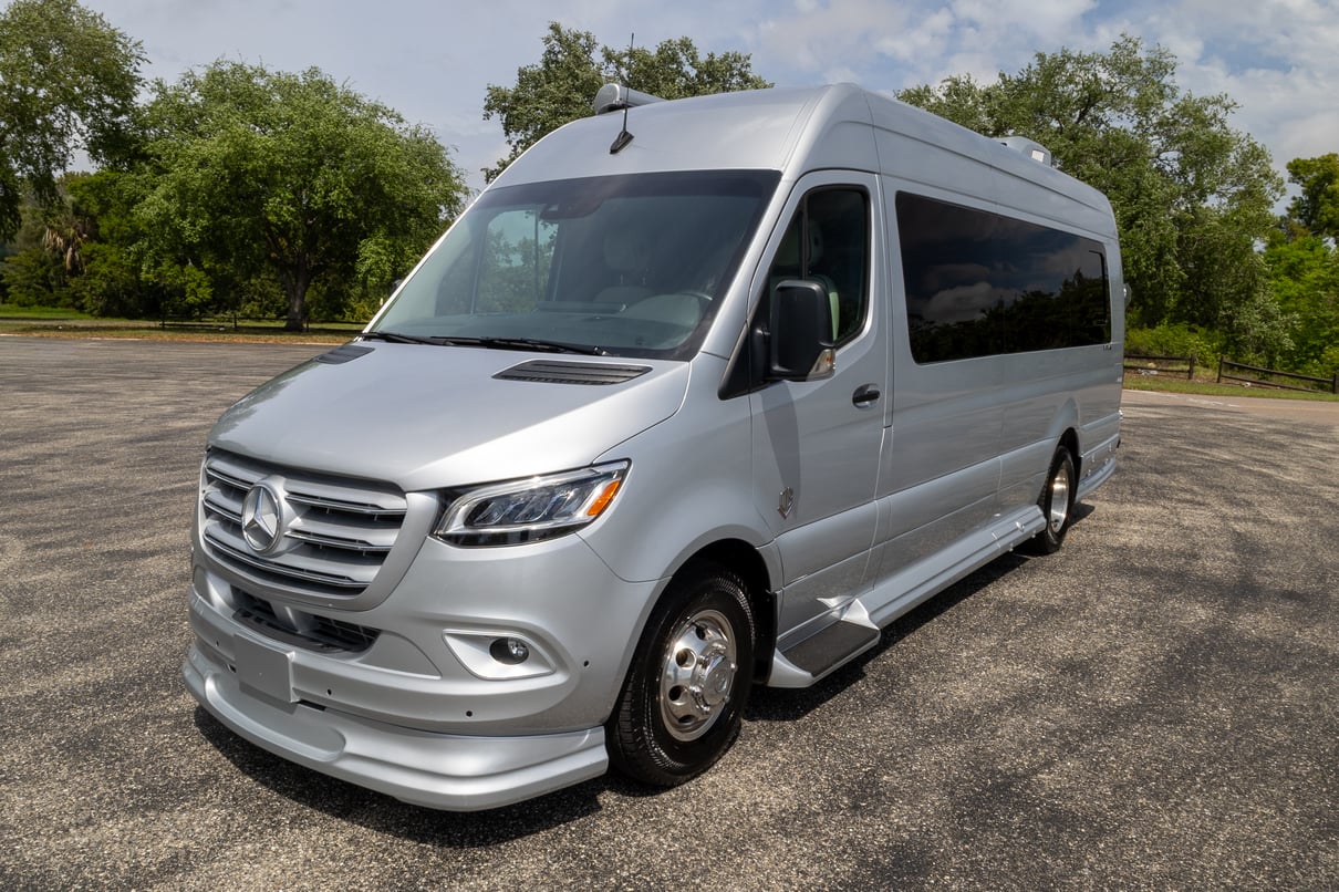 2025 OGV Luxury Coach V-RV 5RL gallery image-12