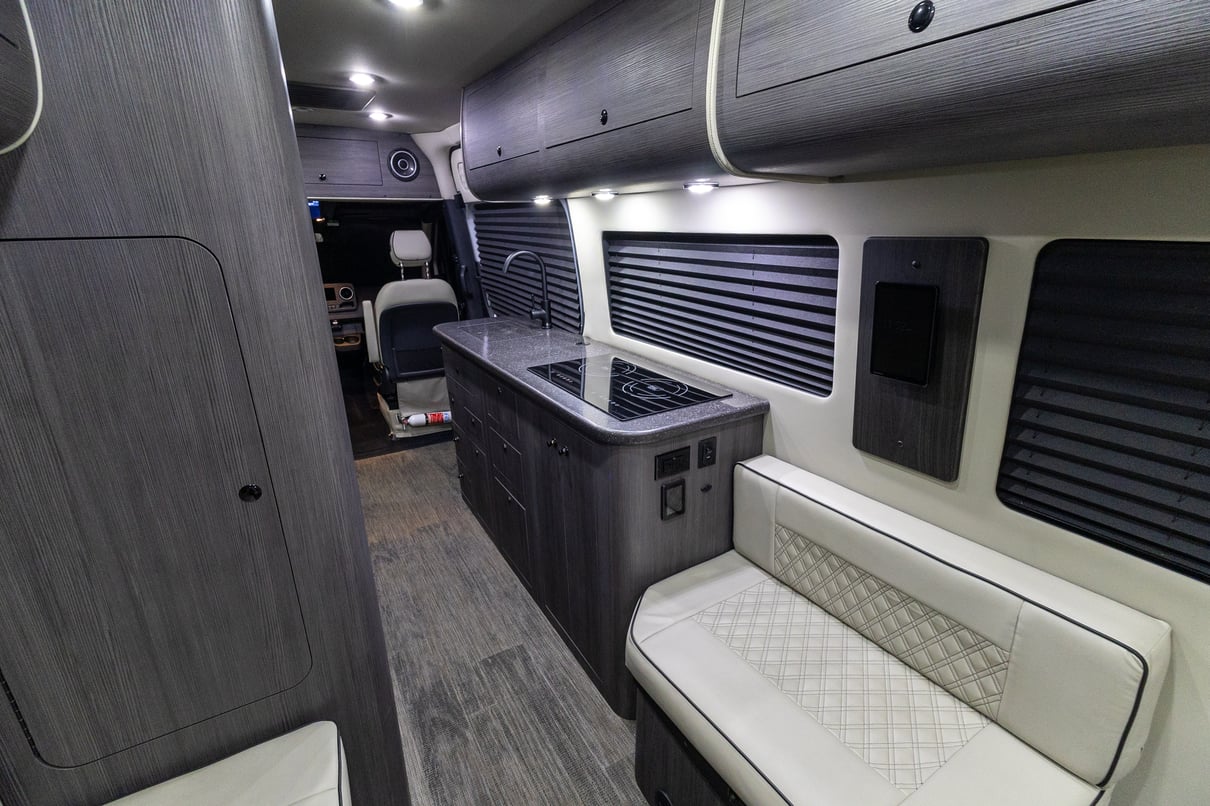 2025 OGV Luxury Coach V-RV 5RL gallery image-24