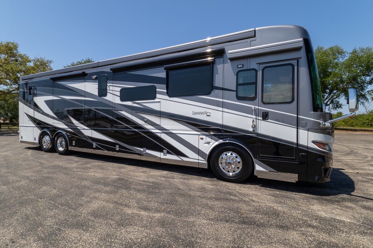 2025 Newmar London Aire 4551 gallery image-2